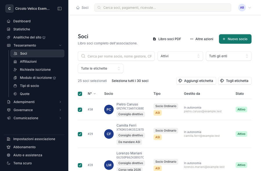 Elenco soci con 25 soci selezionati, la voce Seleziona tutti i 30 soci e i pulsanti Aggiungi etichetta e Togli etichetta