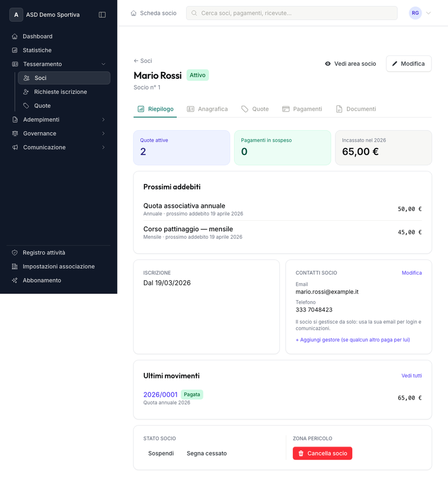 Scheda di dettaglio di un socio con anagrafica, quote, pagamenti e documenti